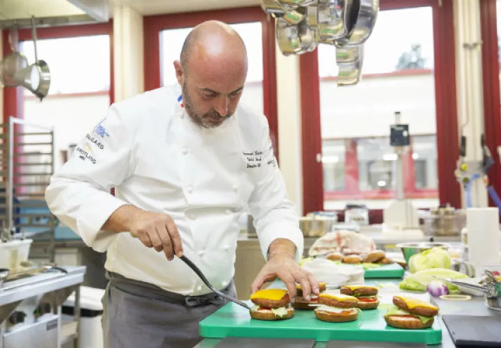 La compañía de alimentos más grande del mundo actúa para reducir su impacto ambiental. Crea hamburguesas veganas con queso y tocino. Foto/ Djamila Grossman.