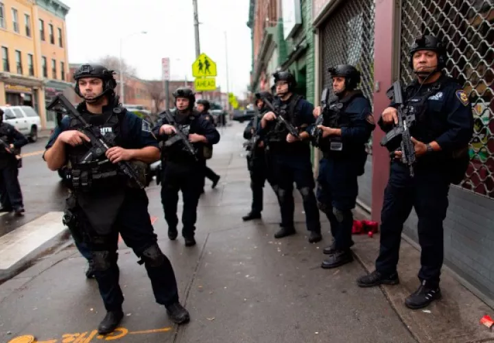 Equipos del escuadrón táctico SWAT, agentes de la policía federal y estatal, acudieron al lugar, y la policía bloqueó la zona que, además de la escuela y el supermercado tiene algunas tiendas y una peluquería. FOTO/AP