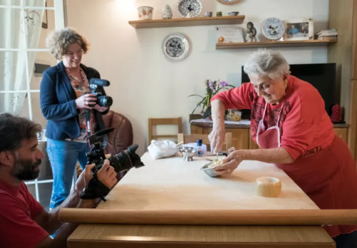 Vicky Bennison, creadora de Pasta Grannies, graba clase sobre pasta en la cocina de Rosa Turri en Faenza, Italia. Foto/ Francesco Lastrucci.