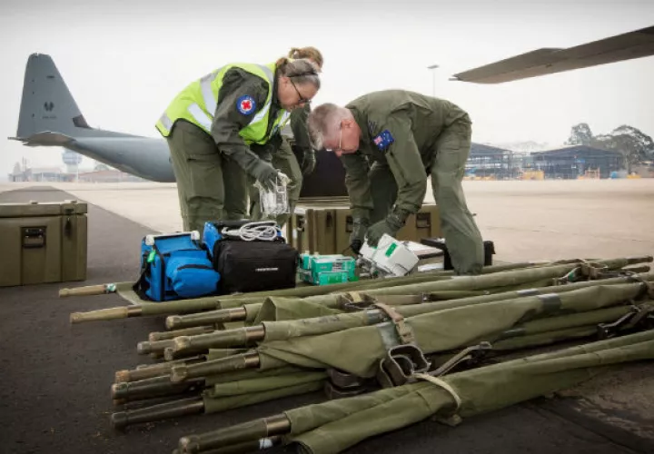 Paramédicos de la Real Fuerza Aérea Australiana se preparan para brindar ayuda médica a los afectados por la erupción. Foto: EFE.