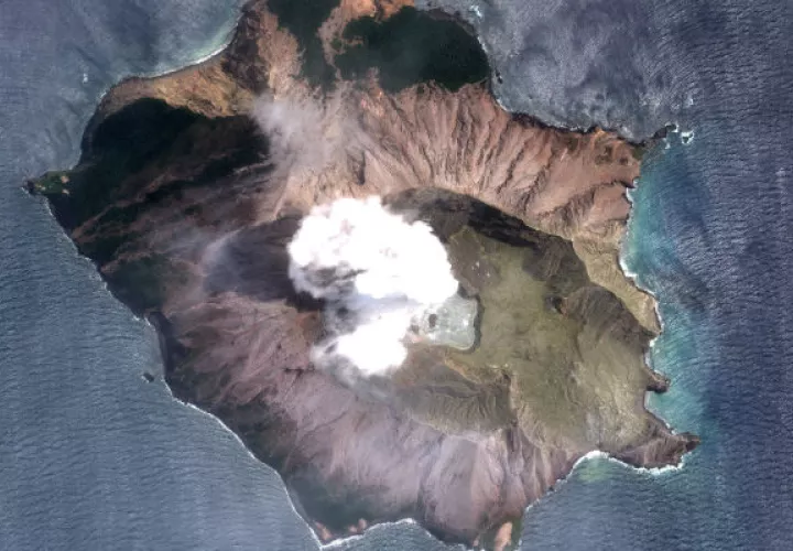 Paramédicos de la Real Fuerza Aérea Australiana se preparan para brindar ayuda médica a los afectados por la erupción. Foto: EFE.
