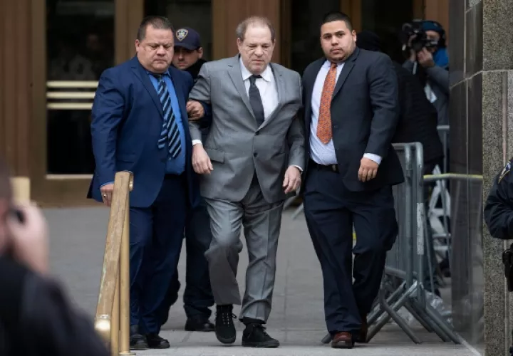 El acuerdo que permitirá que el productor de Hollywood no tenga que admitir delitos ni pagar de su bolsillo a sus acusadoras, según los abogados involucrados en las negociaciones. Foto: AP Photo/Mark Lennihan, File
