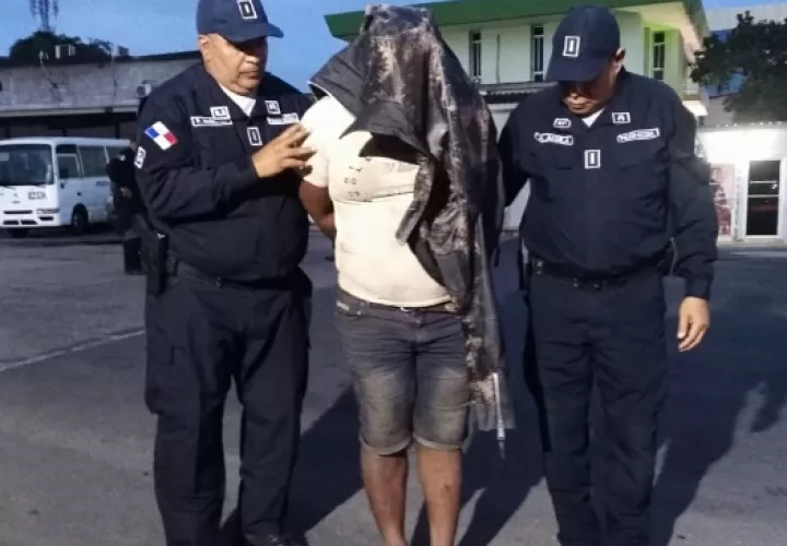 El presunto delincuente está vinculado en unos 11 casos de robo a mano armada a restaurantes y mantenía una orden de captura. Foto/Eric Montenegro