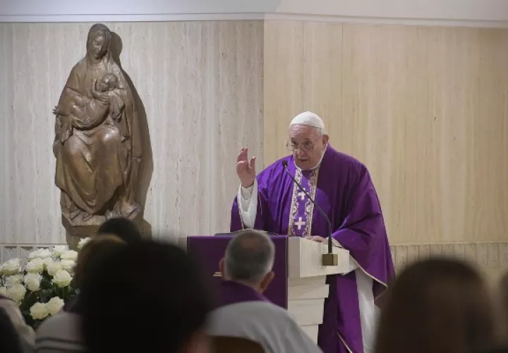 Las nuevas instrucciones, firmadas por el secretario de Estado del Vaticano pero autorizadas por el papa, tampoco ordenan reportar los crímenes a la policía, señalando que los superiores religiosos están obligados a hacerlo donde las leyes civiles lo requieran. FOTO/AP