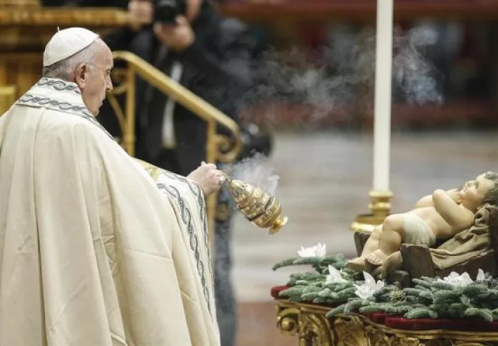El papa Francisco oficia las primeras vísperas en la basílica de San Pedro, en la que se reflexiona sobre el año transcurrido y se da las gracias entonando el himno del "Te Deum" en el Vaticano. FOTO/EFE