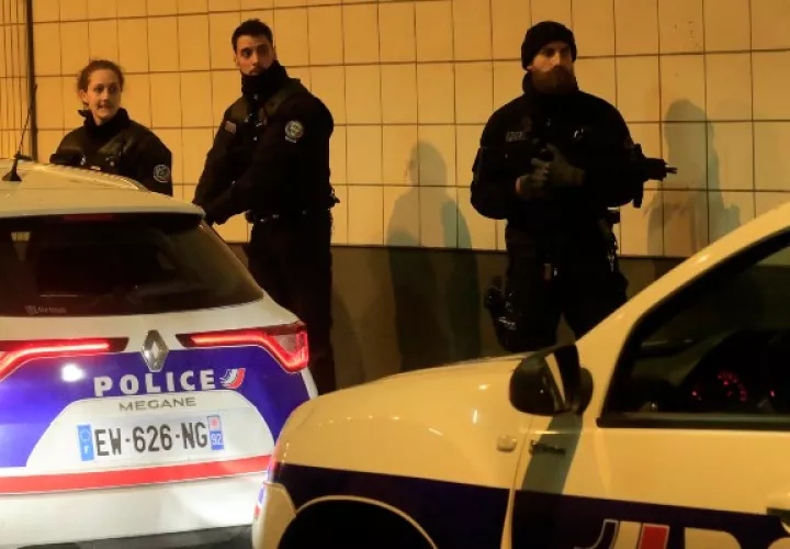La Defense, un distrito de edificios de oficinas en las afueras de París, es una importante zona comercial con intensa vigilancia por agentes a pie. FOTO/AP