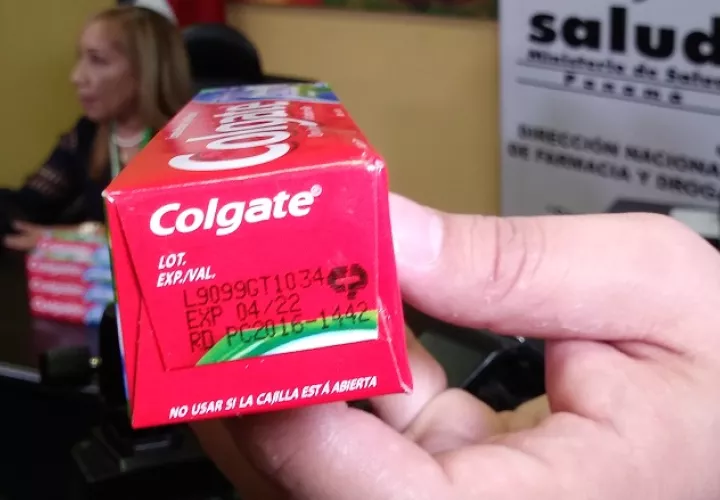 Número de lote y fecha de expiración de la pasta de dientes Colgate Triple Acción falsificada. Foto: Belys Toribio