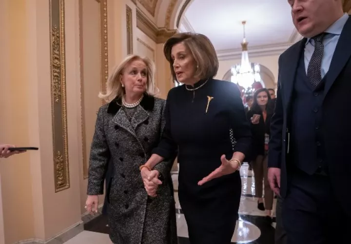 La presidenta de la Cámara de Representantes, Nancy Pelosi, pidió a los demócratas _que tienen los votos suficientes para que se someta a Trump a juicio_ que acudan a la sesión "para ejercer uno de los poderes más solemnes que nos otorga la Constitución". FOTO/AP