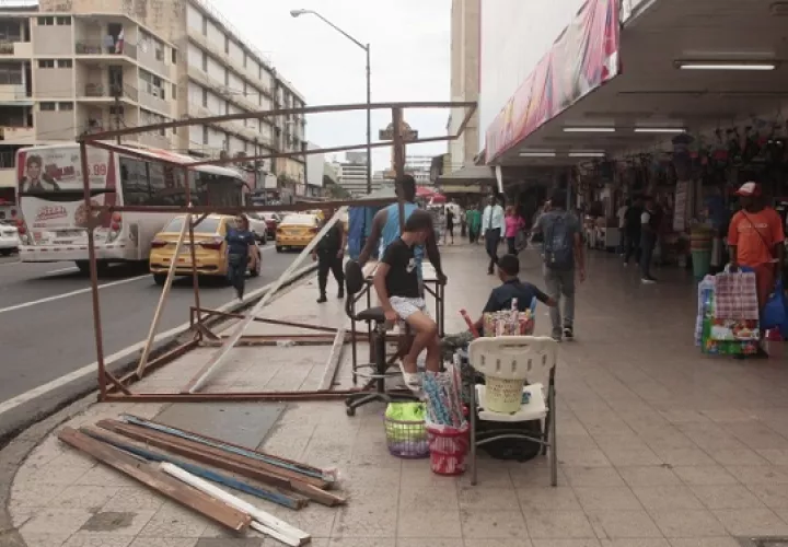 Algunas personas ya han iniciado con la instalación de los puestos de buhonería en Calidonia.