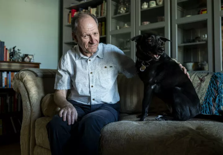 El psicólogo Clive Wynne se inspiró en Xephos para buscar qué vuelve especiales a los perros. Su teoría: el amor. Foto/ Adriana Zehbrauskas.