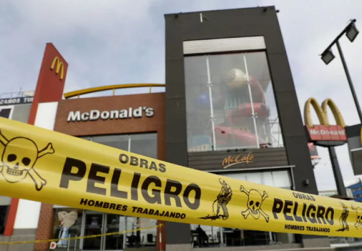Local del McDonald's en Lima, donde murieron electrocutados ambos jóvenes. Foto: EFE.