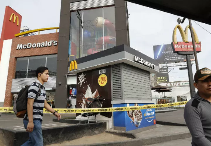 Local del McDonald's en Lima, donde murieron electrocutados ambos jóvenes. Foto: EFE.