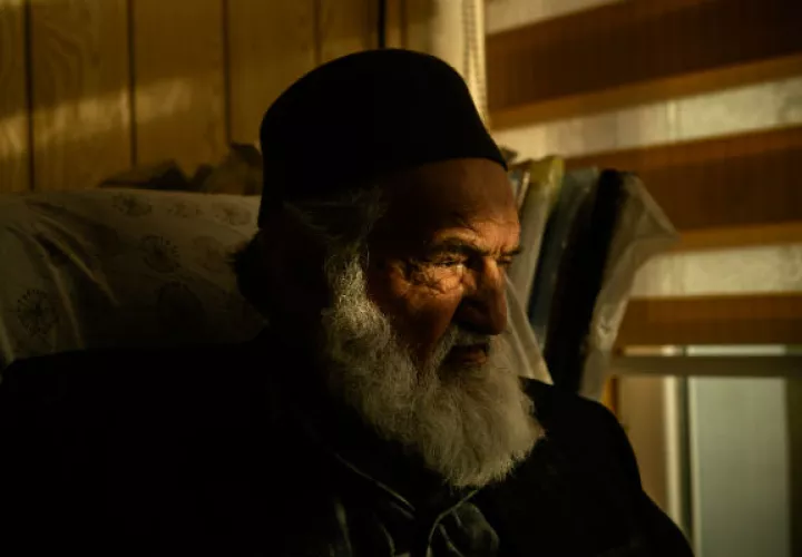 Haidari Wujodi tiene 30 años de organizar lecturas de un poeta persa del siglo 13 en la Biblioteca Pública de Kabul. Foto/ Kiana Hayeri.