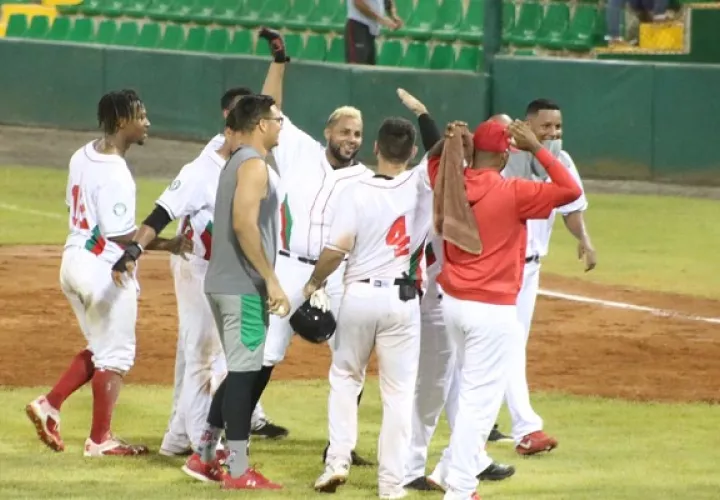 Los Astronautas caminan con paso firme.