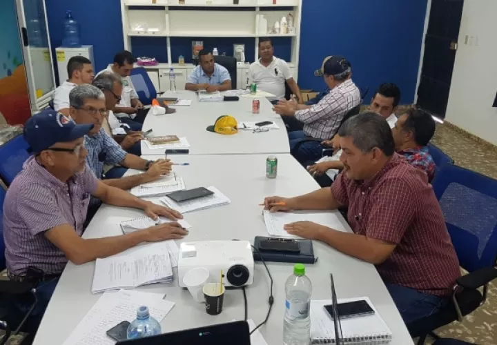 Los integrantes del Frente señalan que analizaron el proyecto de Ley que fue presentado el pasado 28 de octubre a la Comisión de Asuntos Agropecuarios de la Asamblea Nacional y es necesario dejar claro las funciones que van a ejercer el Ministerio de Desarrollo Agropecuario y el Ministerio de Salud para evitar la dualidad de funciones.