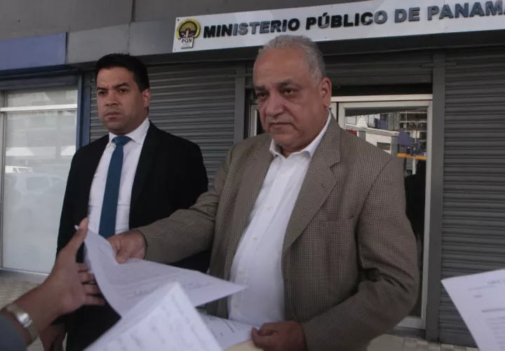 La querella penal en el Ministerio Público fue presentada por el jurista Luis Eduardo Camacho González (izq.). Foto: Víctor Arosemena