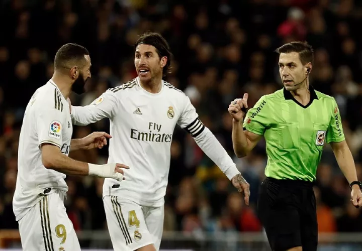 Sergio Ramos (c) conversa con Karim Benzema del Real Madrid. Foto:EFE