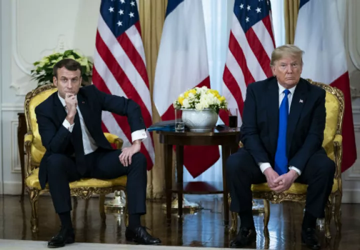 El presidente Emmanuel Macron, de Francia, horrorizó a muchos líderes europeos con comentarios desdeñosos sobre la OTAN y EE. UU., pero muchos coinciden con él en que Europa necesita más independencia en política exterior. Macron con el presidente Donald J. Trump en Londres. Foto/ Al Drago.