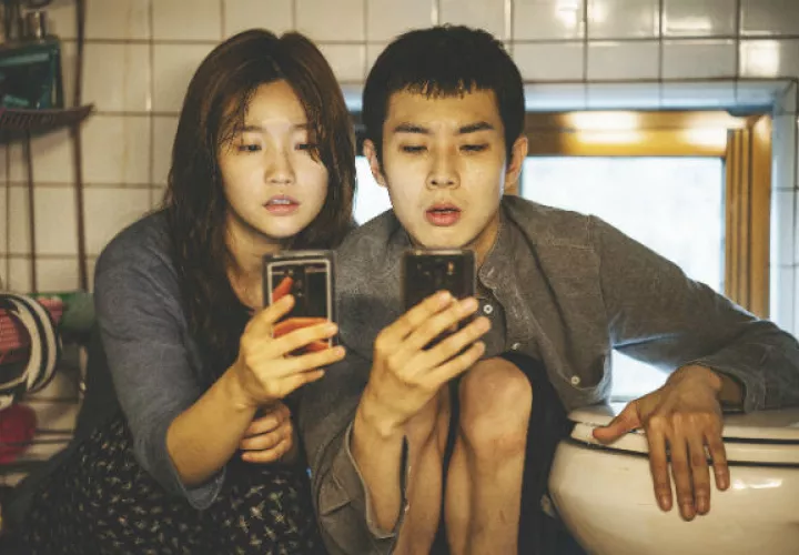 (Nicole Rifkin) Choi Woo Shik (der.) como Kim Ki-woo y Park So Dam como su hermana en “Parasite”, del director Bong Joon Ho. (CJ Entertainment)
