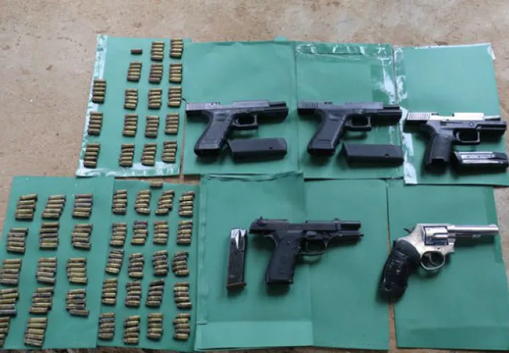 Armas y municiones decomisados.
