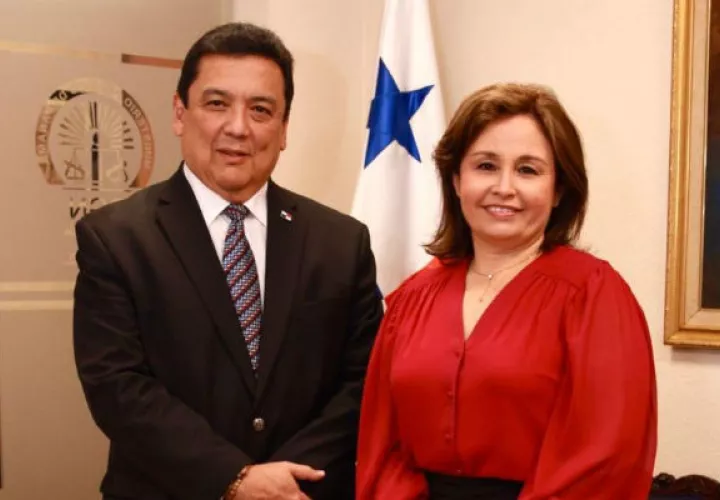 El procurador designado Eduardo Ulloa junto a la procuradora Kenia Porcell.