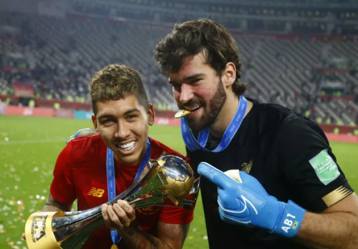 Roberto Firmino junto al portero Alisson Becker. Foto AP