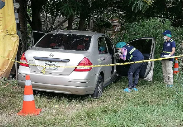 El vehículo utilizado fue abandonado en un paraje en el área de La Arena de Chitré. Foto: Thays Domínguez.