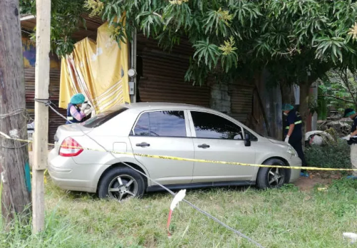El vehículo utilizado fue abandonado en un paraje en el área de La Arena de Chitré. Foto: Thays Domínguez.