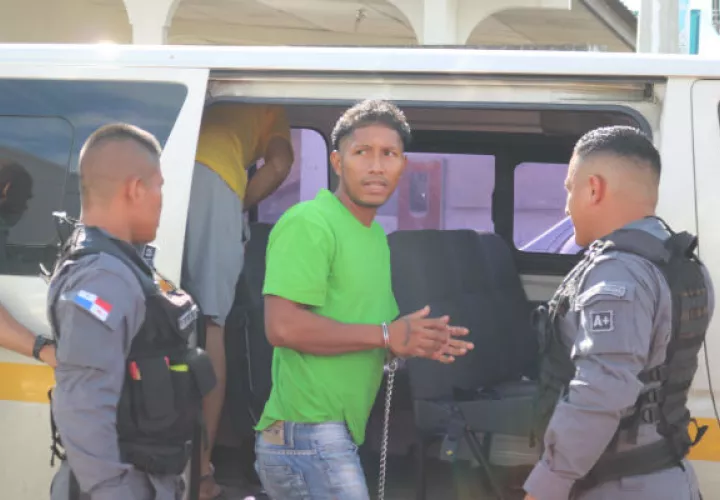 Salieron esposados y fuertemente custodiados por agentes policiales. Foto: Melquíades Vásquez. 