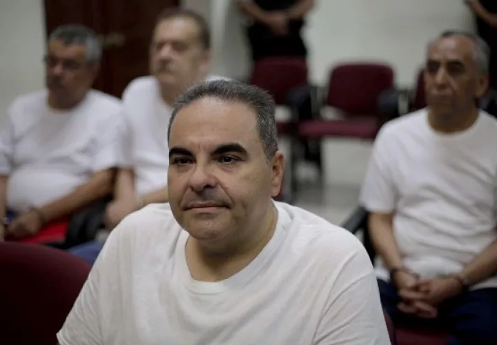 Los jueces también condenaron a otros seis excolaboradores de Saca en el Gobierno, quienes debían pagar el monto restante para completar los $300 millones que Saca confesó haber desfalcado del presupuesto estatal.