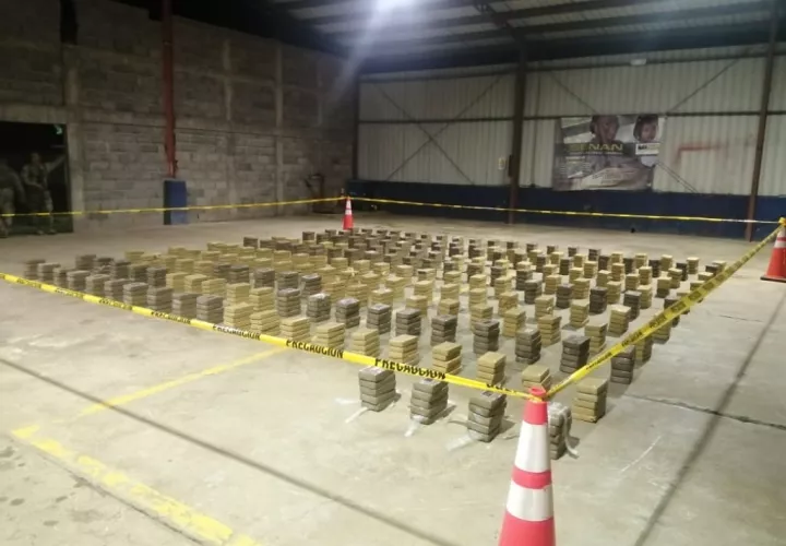 El Servicio Nacional Aeronaval (Senan) incautó más de una tonelada de droga oculta en una caleta subterránea en las costas de la provincia de Coclé.