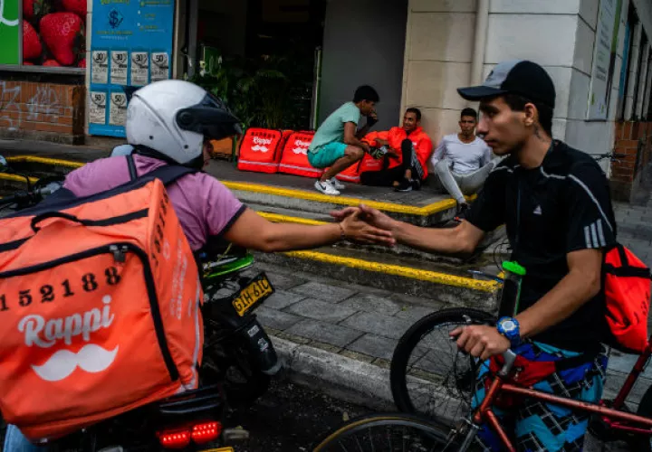 Repartidores de Rappi deben comprar sus mochilas y asumir los riesgos del trabajo. Foto/ Federico Rios.