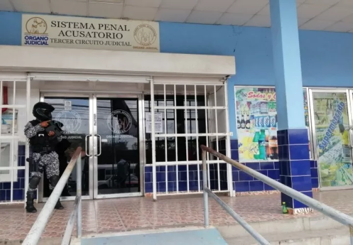 En espera de ser sometido a una audiencia de control de garantías en el Sistema Penal Acusatorio (SPA). 