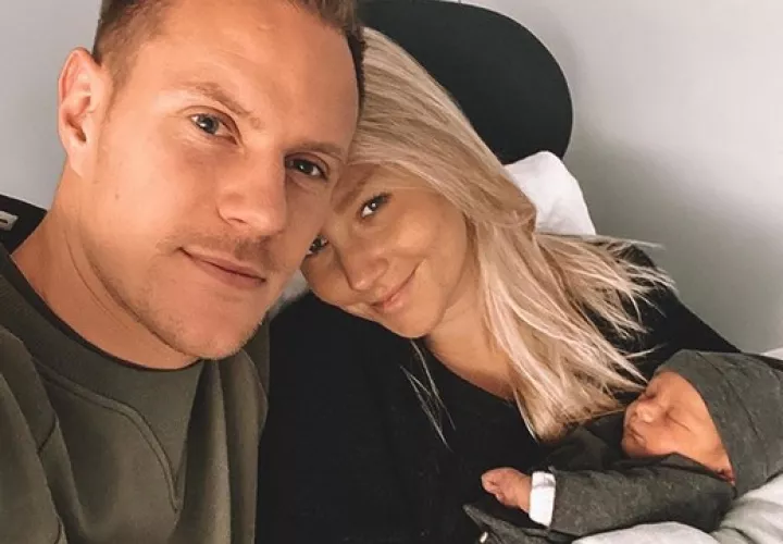 Marc-André Ter Stegen con su pareja Dani y su hijo Ben. Foto:@mterstegen1 