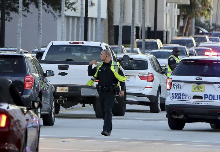 Agentes policiales dirigen el tráfico tras el robo a la joyería. Foto: AP.