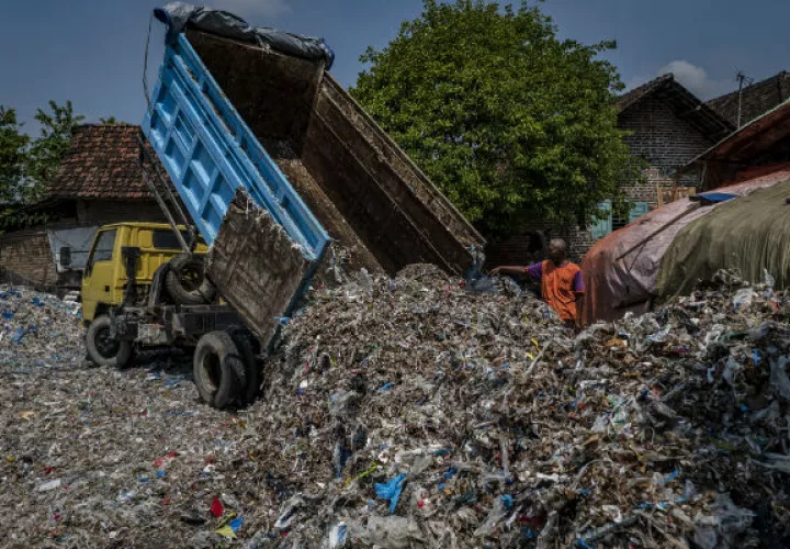 Indonesia importa de Occidente desechos de papel y plástico. Un estudio halló que quemar plástico causa daño. Foto/ Ulet Ifansasti.