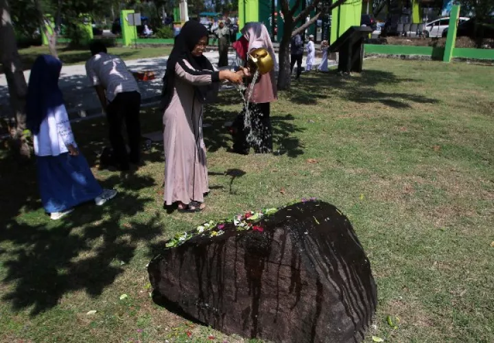 Los sobrevivientes del tsunami rezan por sus familiares en la tumba de Siron en Banda Aceh, Indonesia. FOTO/AP