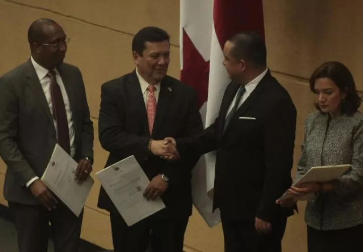El presidente de la Asamblea Nacional, Marcos Castillero, saluda a Eduardo Ulloa, luego de ser ratificado como procurador general de la nación. Observa Jorge Caraballo. Foto de Víctor Arosemena