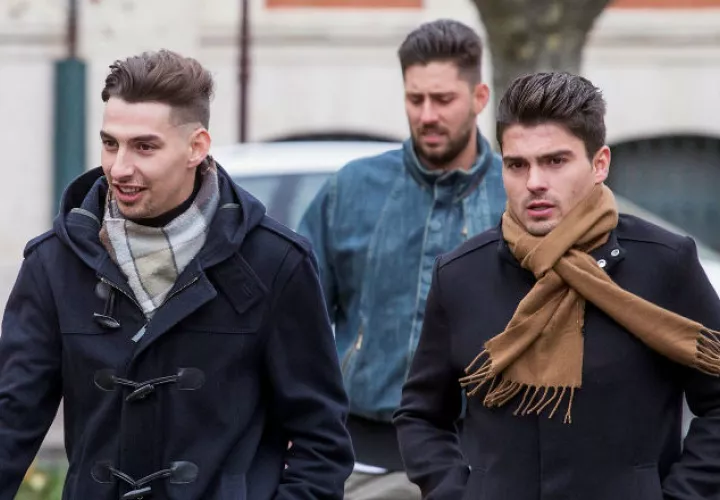 Víctor Rodríguez (c), Carlos Cuadrado (i) y Raúl Calvo (d), exjugadores de la Arandina Club de Fútbol que fueron condenados por abuso sexual. Foto EFE