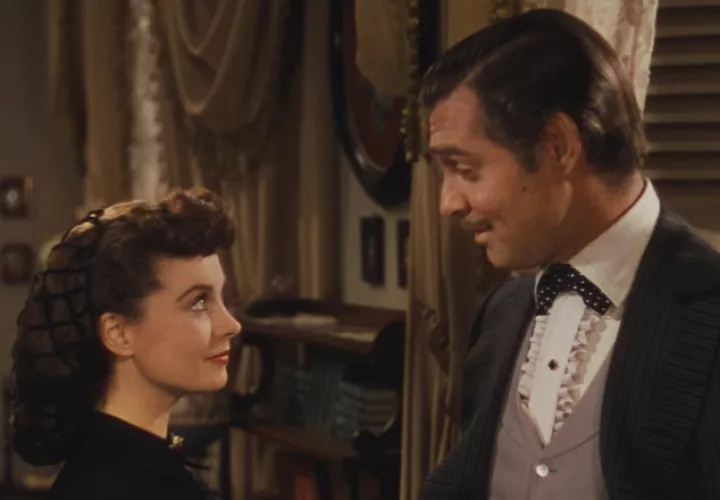 Vivien Leigh como Scarlett O’Hara y Clark Gable como Rhettt, en "Gone with the wind" ("Lo que el viento se llevó"), película taquillera de cuyo estreno se cumplieron 80 años. Foto: EFE