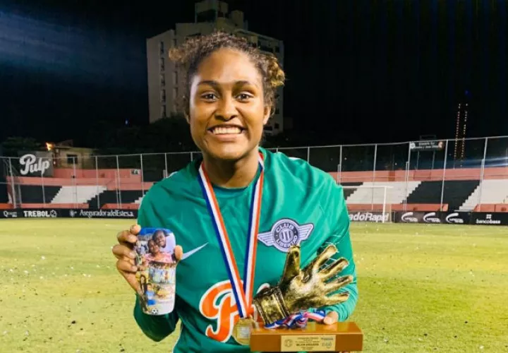 Panameña Yenith Baile, Yenith Bailey posa con su premio. 