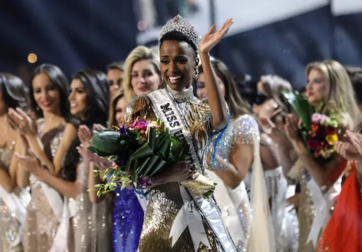 La sudafricana Zozibini Tunzi sucede como ganadora de Miss Universo a la filipina Catriona Gray, que fue la vencedora el año pasado.