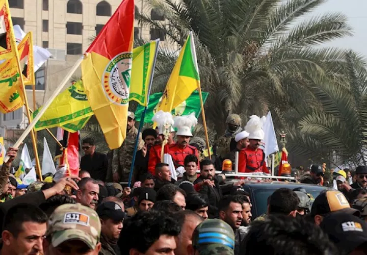 Al paso de los féretros a su llegada a Al Yadriya, miles de personas ondearon banderas de Irak y de las diferentes facciones de la Multitud Popular, además de lanzar gritos de alabanza y rezos por los "mártires".