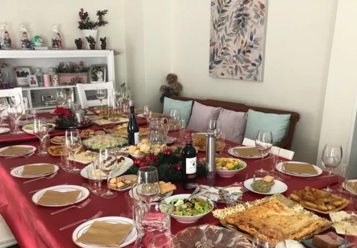 Los especialistas consideran un error poner comida en el centro de la mesa.