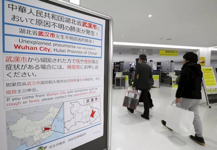 El 17 de enero las autoridades sanitarias estadounidenses empezaron a someter a controles a los pasajeros que llegan a los aeropuertos de Los Ángeles, San Francisco y Nueva York, los que reciben la mayor parte de los vuelos directos o con conexiones desde Wuhan.