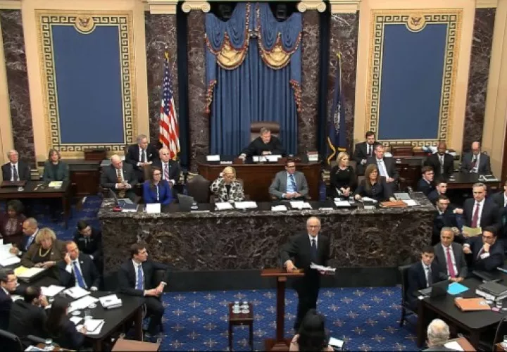 Alan Dershowitz, abogado del presidente Donald Trump, sale del podio después de hablar durante el juicio político contra Trump en el Senado en el Capitolio de los Estados Unidos en Washington. FOTO/AP