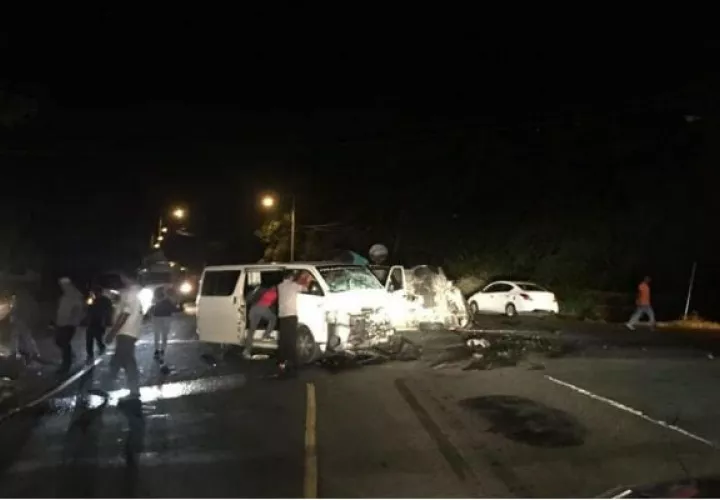 Tras la colision, a la altura de sector de Palo Seco, uno de los vehículos quedó volcado sobre un costado.