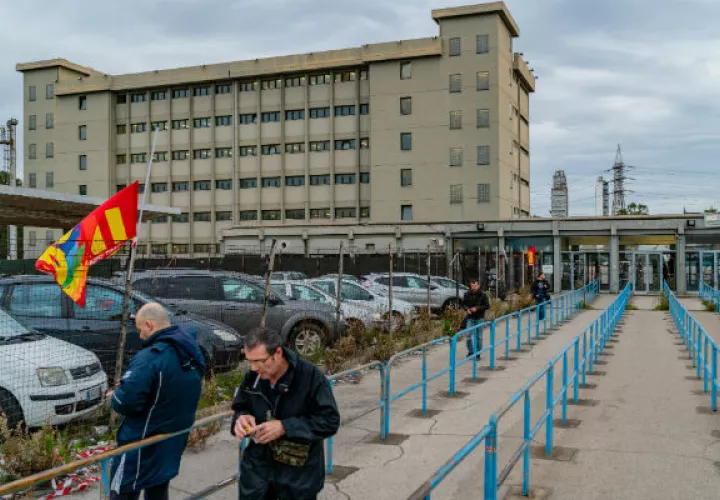 Si cerrara la acerera ArcelorMittal, en Taranto, Italia, más de 10 mil 500 obreros podrían perder sus empleos. Foto / Alfredo Chiarappa para The New York Times.