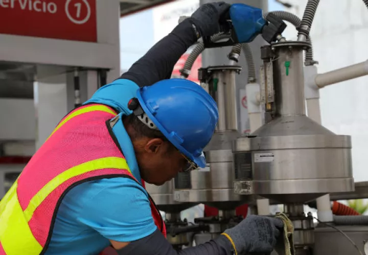 Hasta el 31 de enero el precio de la gasolina de 91 y 95 octanos y el diésel bajo en azufre disminuyeron un centavo. Foto/Acodeco