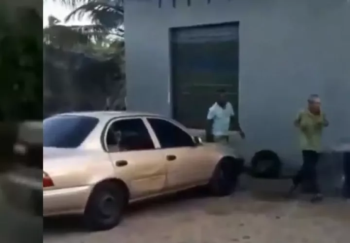 El adulto mayor intentó escapar del sujeto, que segundos después lo golpeó de forma brutal. 